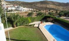 4 bedroom house with swimming pool to rent in Palodia