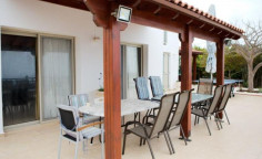 Large 5 bedroom house with swimming pool for sale in Kissonerga