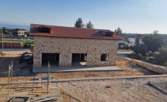 Beautiful 4 bedroom house with swimming pool for sale in Souni-Zanakia