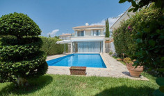 3 bedroom furnished house with swimming pool for sale in Coral Bay