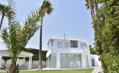 Beachfront house for sale on excellent location on Dekelia road offering the best sea view from beachfront bedroom on the island! Beachfront house for sale on excellent location on Dekelia road offering the best sea view from beachfront bedroom on the island!