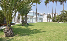 Beachfront house for sale on excellent location on Dekelia road offering the best sea view from beachfront bedroom on the island! Beachfront house for sale on excellent location on Dekelia road offering the best sea view from beachfront bedroom on the island!