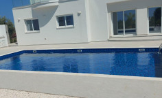 Large 4 beds house with swimming pool for sale in Peyia