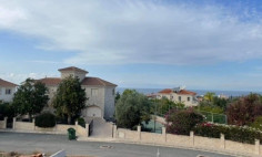 Large 4 beds house with swimming pool for sale in Peyia