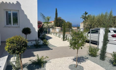 Large 4 beds house with swimming pool for sale in Peyia