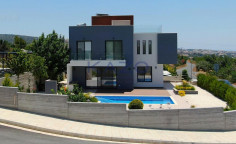 Spacious Kissonerga villa with pool and garden 