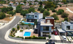 Spacious Kissonerga villa with pool and garden 