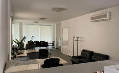 Spacious commercial to rent in Agioi Omologites