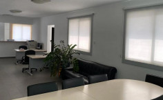 Spacious commercial to rent in Agioi Omologites