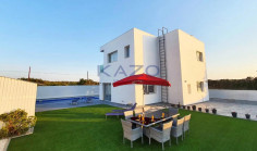 4-bed villa with private pool in Akrotiri 