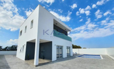 4-bed villa with private pool in Akrotiri 