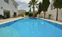 4 bedroom house to rent in Protaras