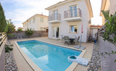 Large 4 bedroom furnished villa with swimming pool for sale in Dhekelia