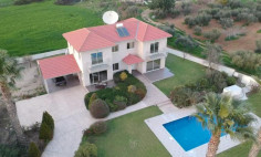 Villa in Pyrgos with large area plot.