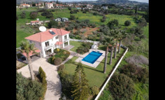 Villa in Pyrgos with large area plot.