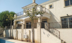Spacious 5 bedroom house with swimming pool for sale in Agios Tychonas