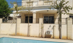 Spacious 5 bedroom house with swimming pool for sale in Agios Tychonas