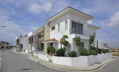 4 bedroom furnished villa for sale in Dromolaxia