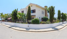 Spacious 4 bedroom house with swimming pool for sale in Agia Thekla