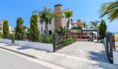 Spacious 4 bedroom house with swimming pool for sale in Agia Thekla