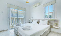 Large 3 bedroom house with swimming pool for sale in Pernera