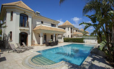 Spacious 4 bedrooms house with swimming pool for sale in Kapparis