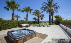 Spacious 4 bedrooms house with swimming pool for sale in Kapparis