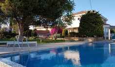 Luxury 5 bedroom house with swimming pool for sale in Moni