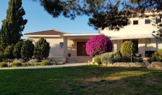 Luxury 5 bedroom house with swimming pool for sale in Moni