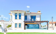 Spacious 5 bedroom house with swimming pool for sale in Agia Thekla