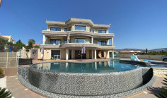 Luxury 3 bedroom furnished villa with swimming pool for sale in Sea Caves