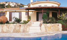 Spacious 4 bedroom unfurnished villa with swimming pool for sale in Kamares