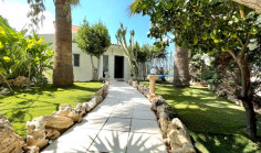 4 bedroom furnished bungalow with swimming pool to rent in Peyia