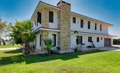 6 bedroom house with swimming pool for sale in Dromolaxia