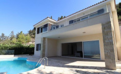 Beautiful 4 bedroom house with swimming pool for sale in Kamares