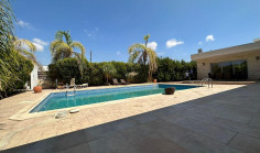 4 bedroom bungalow with swimming pool for sale in Yeroskipou