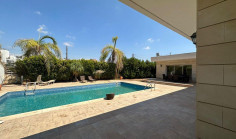 4 bedroom bungalow with swimming pool for sale in Yeroskipou