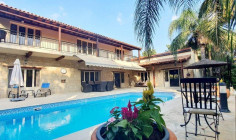 Spacious 3 bed house with swimming pool for sale in Parekklisia