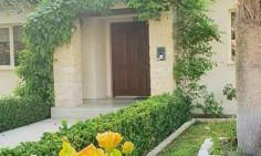 Spacious 3 bed house with swimming pool for sale in Parekklisia