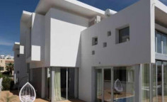 Spacious 5 bedrooms house with swimming pool for sale in Chloraka