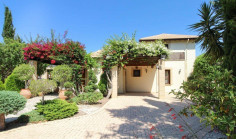 Luxury 5 bedroom furnished house with swimming pool to rent in Aphrodite Hills