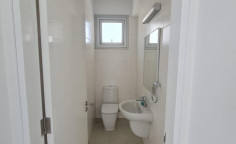 Office 60 m2 to rent in Mesa Geitonia