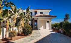 6 bedroom house with swimming pool for sale in Mazotos