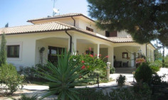 4 bedroom house with swimming pool for sale in Lythrodontas