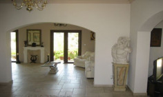 4 bedroom house with swimming pool for sale in Lythrodontas