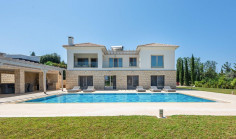 Spacious 4 bedroom house with swimming pool for sale in Aphrodite Hills