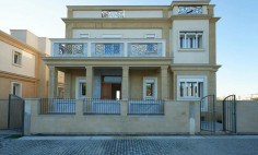 Spacious 5 bedroom house with swimming pool for sale in Kissonerga