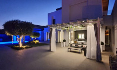 Luxury 5 bedroom house with swimming pool for sale in Panthea
