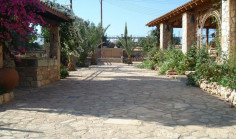 5 bedroom house for sale in Souni-Zanakia