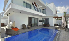 5 bedroom house with swimming pool for sale in Dhekelia
